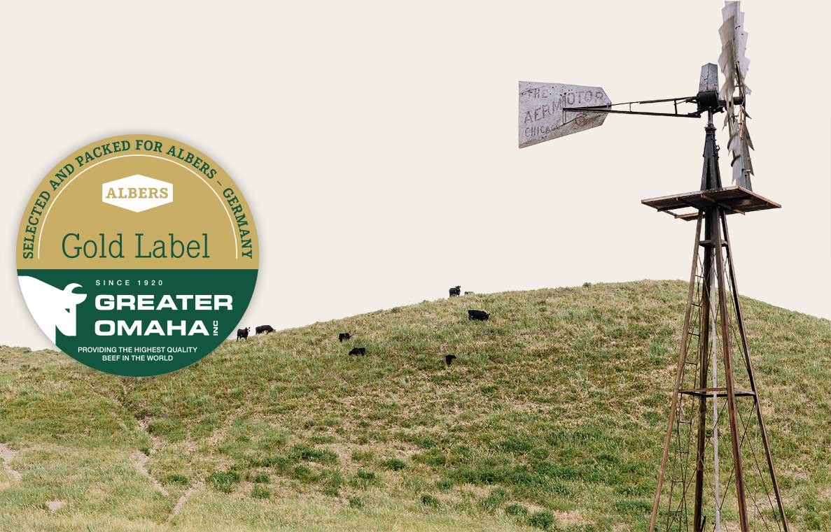 Unendliche Weiden. Nebraska. Ein Paradies für Rinder. Im Mittleren Westen der USA gedeihen die prächtigen Angus-­Herden auf schier endlosen großen Farmen. Selbstverständlich hormonfrei und mit Naturfutter. Sie liefern das perfekte Fleisch für die verwöhnteste Steak-Nation der Welt. Die Cattle Buyer der Greater Omaha Packers Company suchen exclusiv für ALBERS »Gold Label« die besten Tiere aus. Nur zwei Prozent der US-Rinder sind gut genug für Prime Grade: größtmögliche Zartheit, Saftig­keit und bester, buttrig-würziger Geschmack durch ausgeprägte Marmorierung.